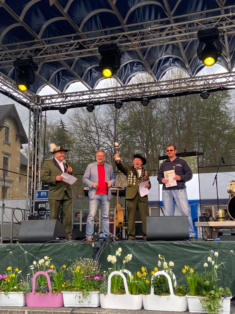 Jochen Dittes (2.vr) als Adlerkönig mit dem Pokal des Oberbürgermeisters