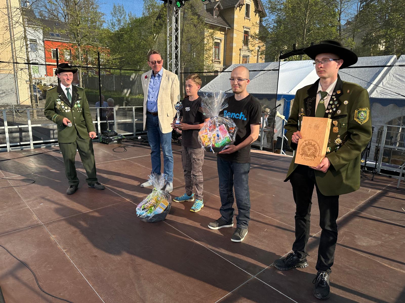 Die Gewinner des traditionellen Adlerschießen mit der Armbrust